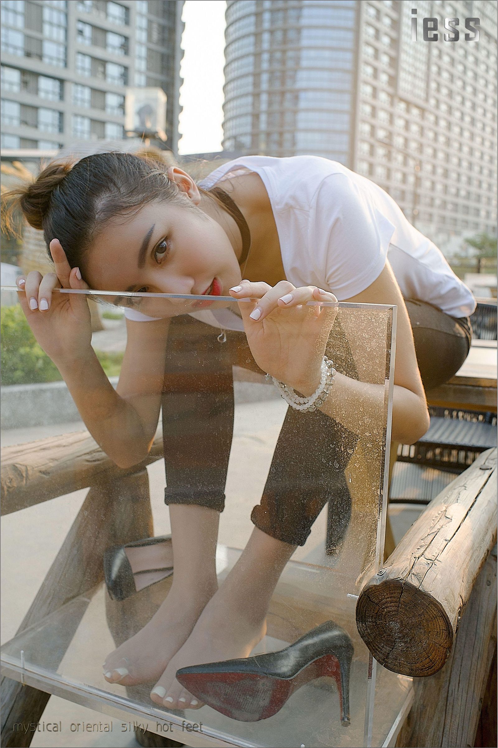 [IESS]异思趣向 女主播SASA 超薄肉丝